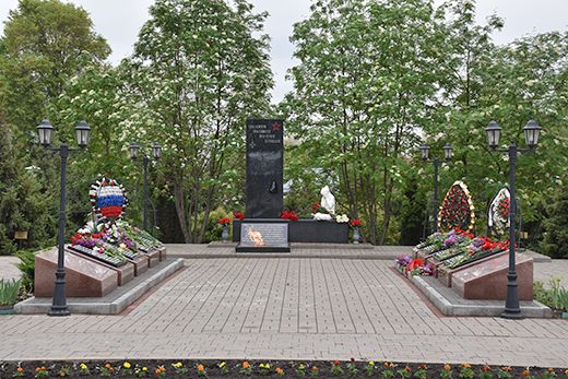 Вечный огонь у памятника Памяти павших во имя живых 23